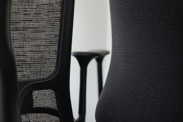 Quiero en una misma imagen 2 sillas ergonómicas que se vean enteras una que sea de malla transpirable y de espuma viscoelástica